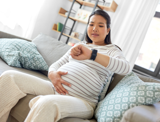 pregnant woman timing her labor contractions